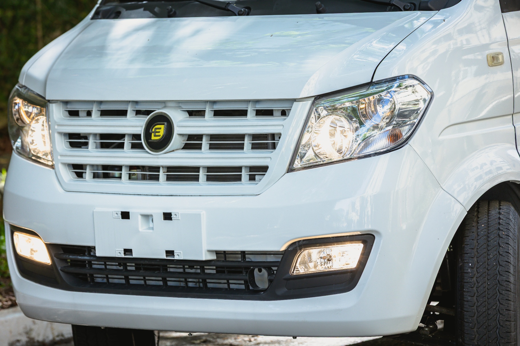 E-Work EC31 - Detalhe da grade frontal